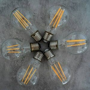 5 ampoules représentant la puissance & les watt