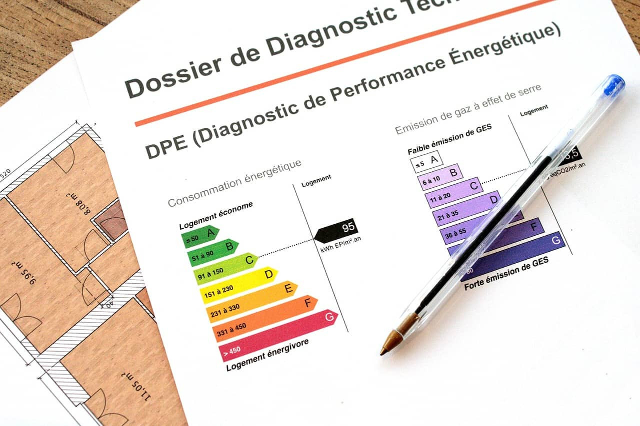 un rapport de DPE de niveau C sur une table avec un stylo