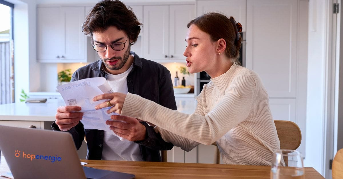 un couple de français qui regarde et essaye de comprendre sa facture d'électricité